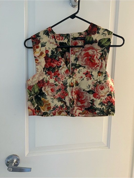 Zara Tops - Zara Floral Cropped V-Neck Top in Cream, Pink & Green